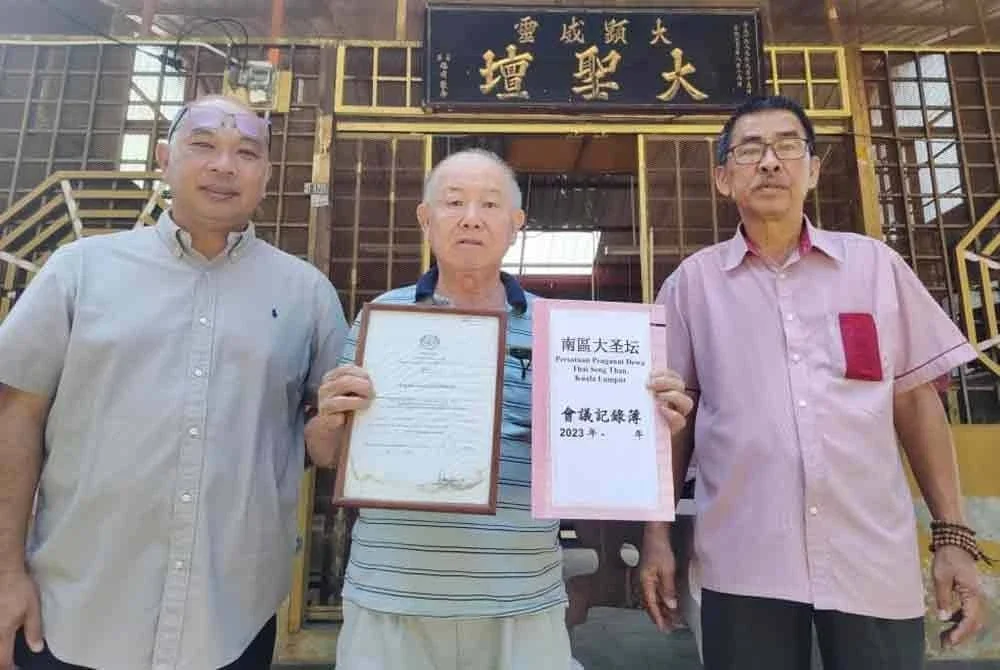 Gaik Meng (kiri) bersama penduduk kampung warga emas, Kew Seong Yee (tengah) dan Aktivis Khidmat Komuniti Kepong, Yee Poh Ping (kanan).