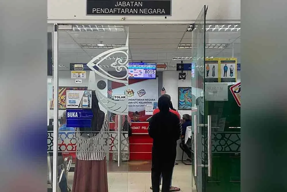 Tinjauan Sinar Harian mendapati walaupun sudah memasuki jam 1.30 petang orang ramai masih memenuhi kawasan tersebut sehingga ada yang terpaksa berdiri.