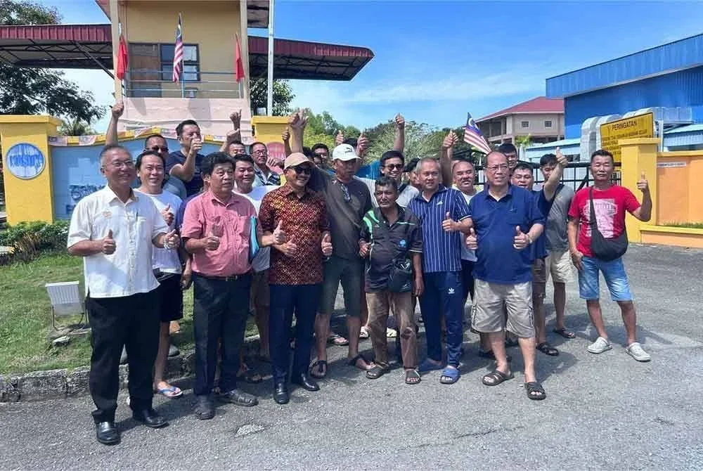 Ricky (dua dari kanan, barisan depan) dan Mohd Salleh (tiga dari kiri) ketika ditemui di Kuala Kedah pada Selasa.
