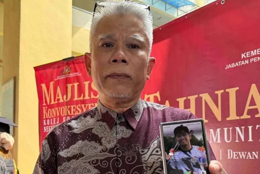 Muhamad Rizal menunjukkan gambar arwah anaknya.