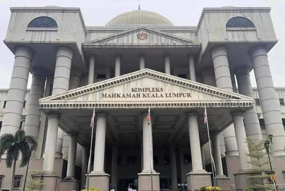 Dua rakan didakwa di Mahkamah Majistret Kuala Lumpur pada Selasa atas satu pertuduhan mengedar dadah jenis syabu lebih 100 kilogram, dua minggu lalu.