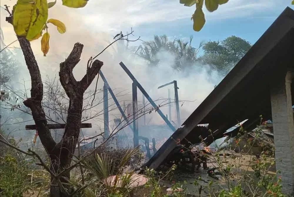 Seorang anak lega apabila barang kemas milik ibunya tidak hangus walaupun rumah pusaka berusia 40 tahun termasuk bengkel kek di Kampung Pagar Raja, Bachok terbakar pada Isnin.
Foto: JBPM