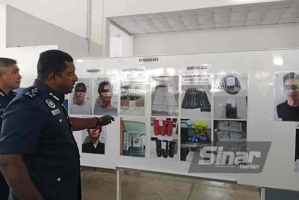 Hussein menunjukkan dadah jenis fentanyl yang dirampas menerusi siri operasi dan serbuan dijalankan sebelum ini.