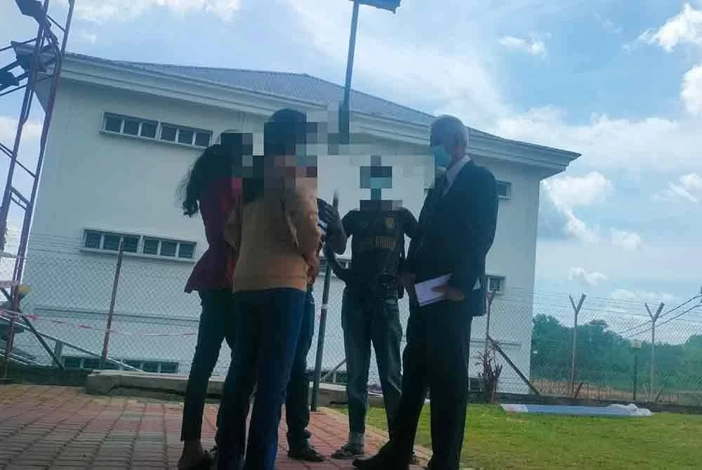 Dua pelajar perempuan yang berdepan pertuduhan menyebabkan kecederaan dan mengurung rakan mereka Julai lalu.