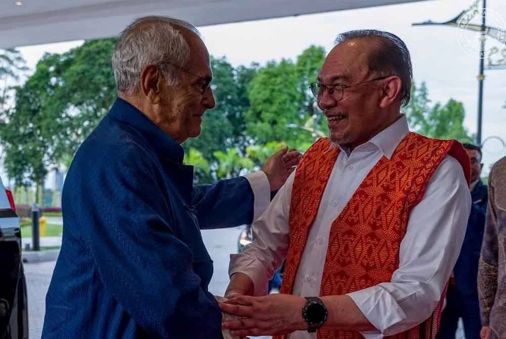 Anwar ketika menerima kunjungan hormat Presiden Timor-Leste, Dr. Jose Ramos-Horta, di Putrajaya.