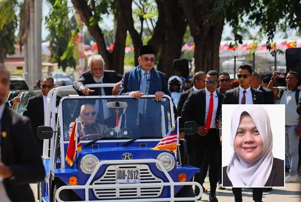 Anwar bersama Presiden Dr Jose Ramos-Horta menaiki Mini Moke, sebuah kenderaan yang sinonim dengan acara rasmi di Timor-Leste semasa lawatan rasmi selama dua hari ke negara itu. Gambar kecil: Nazariah Osman