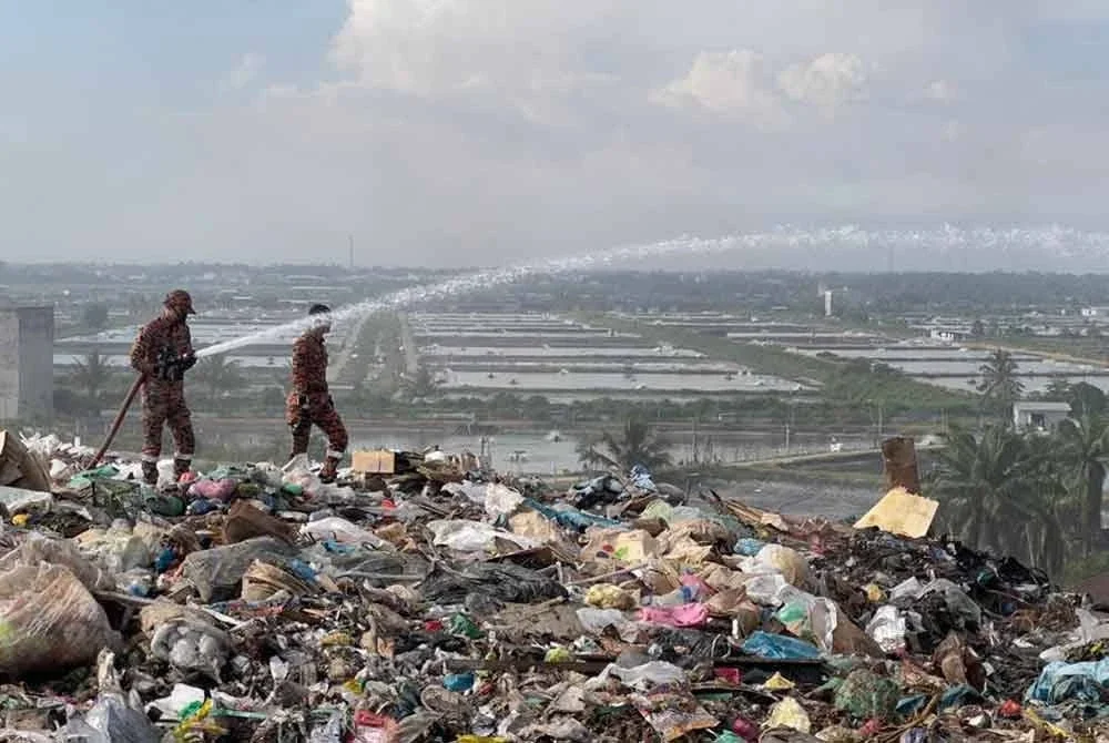 Kebakaran yang berlaku di tapak pelupusan sampah Pulau Burung, di sini pada pagi Selasa akhirnya berjaya dipadamkan sepenuhnya selepas hampir 10 jam operasi dijalankan.