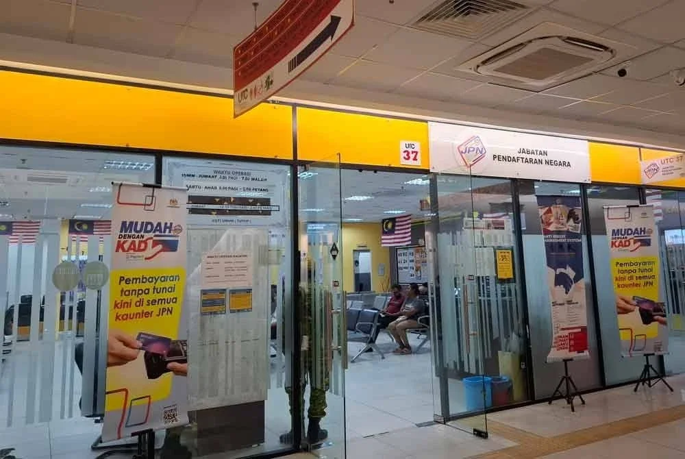 Suasana di kaunter JPN UTC Perak berjalan lancar tanpa kesesakan luar biasa meskipun kerajaan mengumumkan pengecualian caj RM10 bagi penggantian MyKad rosak bermula hari ini hingga 7 Oktober depan.