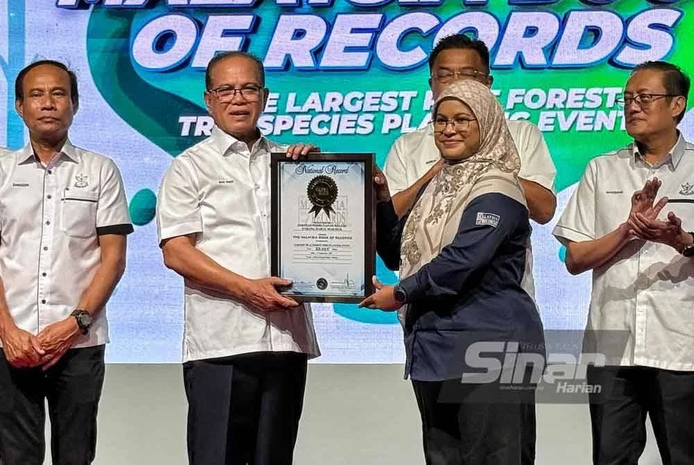 Wan Rosdy menerima sijil apabila Jabatan Perhutanan Negeri Pahang mencatatkan nama dalam Malaysia Book of Records melalui Program Tanaman Pokok Hutan Paya Gambut Terbesar di Malaysia.
