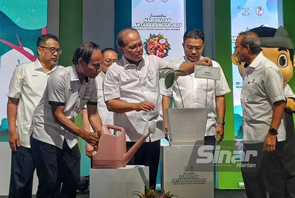 Wan Rosdy (dua dari kiri) pada Majlis Sambutan Hari Hutan Antarabangsa 2025 Peringkat Negeri Pahang di Dataran Pekan Bandar Diraja pada Selasa.