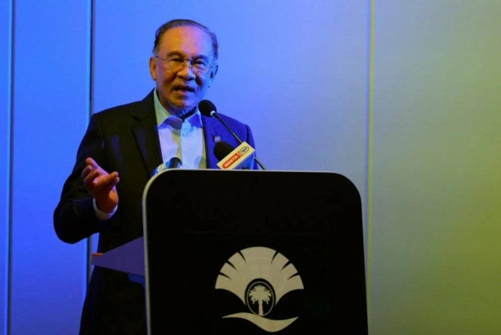 Anwar menyampaikan ucapan pada majlis perjumpaan Madani yang diadakan di sebuah hotel. Foto Bernama