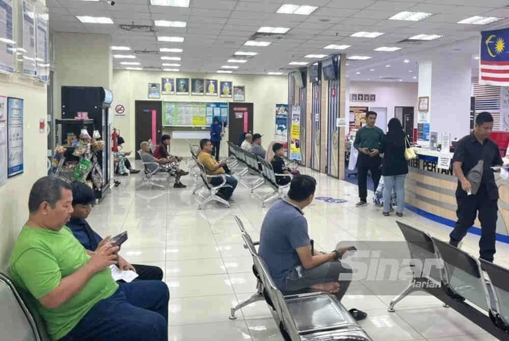 Tinjauan di UTC Kuala Terengganu pada Selasa mendapati keadaan di kaunter JPN terkawal dan terdapat hanya segelintir pelanggan yang menukar MyKad.