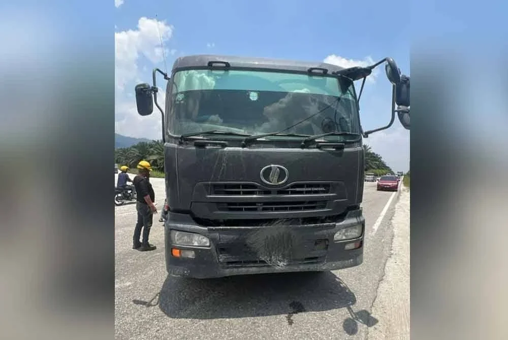 Lori yang dilanggar oleh motosikal mangsa.