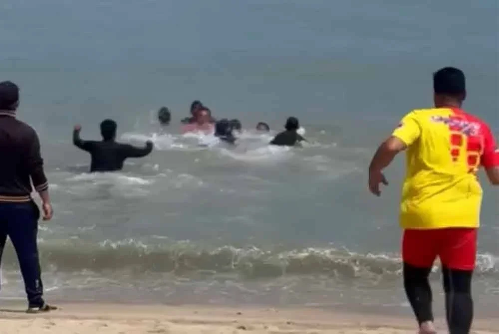 Dua remaja hampir lemas ketika ingin mengambil bola di tengah laut.