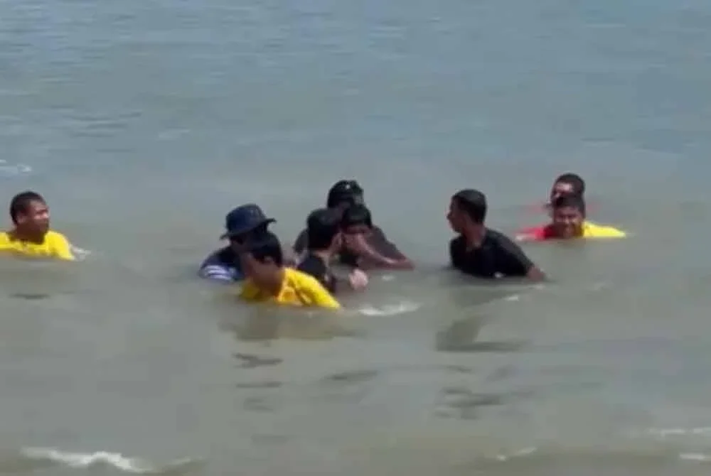 Kedua-dua mangsa berjaya diselamatkan oleh anggota APM Pulau Pinang.