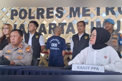 Andre (tengah) turut memukul mangsa sebelum bertindak membakarnya hidup-hidup. Foto Agensi
