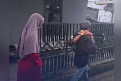 Sepasang suami isteri berjalan sambil mengendong jenazah bayi mereka akibat tiada tempat tinggal dan diusir keluarga. Foto Agensi