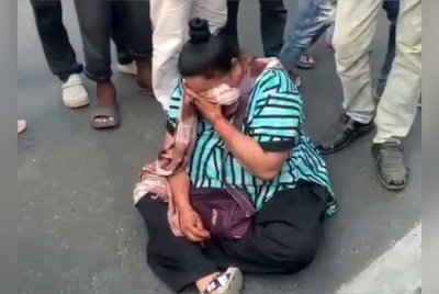 Tindakan wanita itu menyebabkan gangguan kepada lalu lintas selama beberapa jam. Foto Agensi