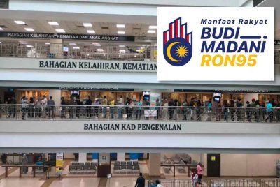 Beratur panjang! Kaunter kad pengenalan Ibu Pejabat Jabatan Pendaftaran Negara (JPN), di sini dibanjiri orang awam sebaik sahaja kaunter dibuka jam 8 pagi bagi melakukan urusan berkaitan. -