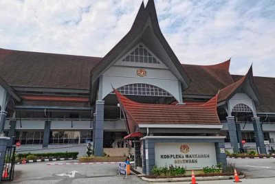 Seorang bekas guru praktikal dan pengawal keselamatan didakwa amang seksual di Mahkamah Sesyen Seremban pada Selasa.