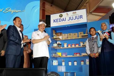 Hajiji ketika merasmikan Program Kedai Jujur 2025 du Sekolah Kebangsaan Mutiara, Kota Kinabalu.