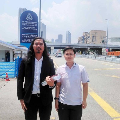 Zaid (kanan) dan Yi Ze hadir ke IPD Wangsa Maju pada Selasa.