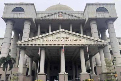 Dua rakan didakwa di Mahkamah Majistret Kuala Lumpur pada Selasa atas satu pertuduhan mengedar dadah jenis syabu lebih 100 kilogram, dua minggu lalu.