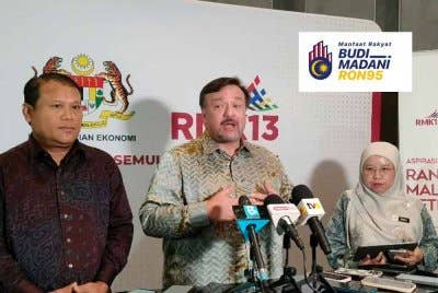 Amir Hamzah (tengah) pada sidang akhbar selepas menghadiri Sesi Libat Urus Rancangan Malaysia 13 (RMK 13) Zon Utara, di sini pada Selasa.