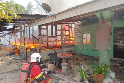 Rumah pusaka berusia 40 tahun termasuk bengkel kek di Kampung Pagar Raja di Bachok musnah dalam kebakaran pada Isnin. Foto: JBPM