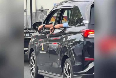 Gambar dikongsi di media sosial sebelum menjadi tular sejak semalam.