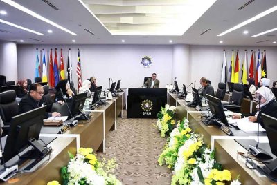 Ahmad Khusairi (tengah) mempengerusikan Mesyuarat Panel Penilaian Pengiktirafan Kepada Penjawat Awam yang Melaporkan Pemberian atau Penerimaan Rasuah Siri 14 Bil 1 Tahun 2025 di Ibu Pejabat SPRM Putrajaya pada Selasa.