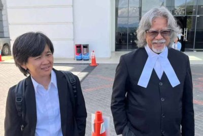 Peguam yang mewakili saksi Pelajar A ditemui di luar mahkamah hari ini. - Foto Awani