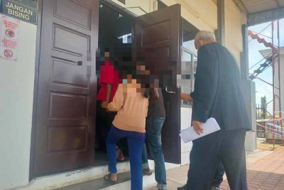 Dua pelajar perempuan hadir ke mahkamah pada Selasa.