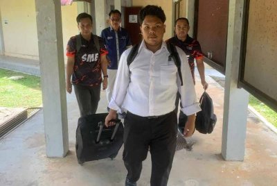 Putera terharu dan gembira menerima kejutan disambut staf Inasis SME Bank yang menjemputnya di Stesen Kereta Api Arau.