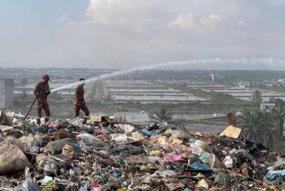 Kebakaran yang berlaku di tapak pelupusan sampah Pulau Burung, di sini pada pagi Selasa akhirnya berjaya dipadamkan sepenuhnya selepas hampir 10 jam operasi dijalankan.
