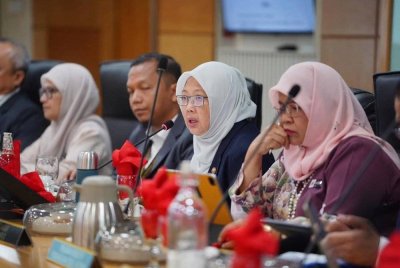 Dr Zaliha mempengerusikan Majlis Menteri Wilayah di Menara DBKL 1 di Kuala Lumpur pada Selasa. Foto FB Dr Zaliha Mustafa