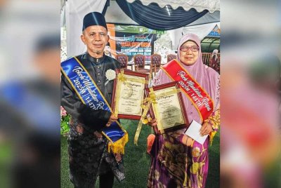 Razak dan Sarifah Zaleha bersama anugerah masing-masing.