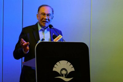 Anwar menyampaikan ucapan pada majlis perjumpaan Madani yang diadakan di sebuah hotel. Foto Bernama