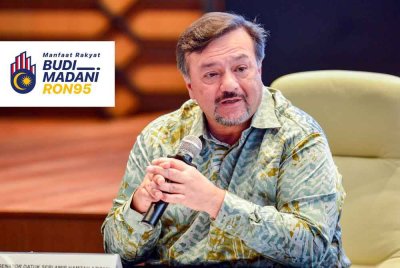 Amir Hamzah bercakap pada sesi taklimat media mengenai Budi Madani RON95 di Menara KWSP. Foto Bernama