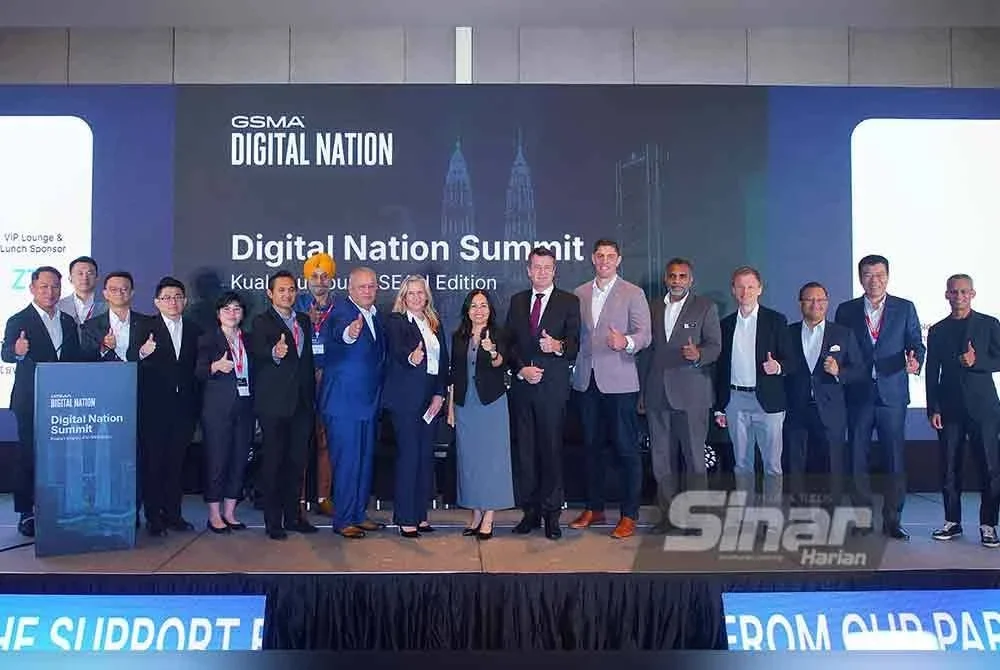 Nie Ching (lapan dari kanan) bergambar bersama tetamu kehormat pada Majlis Pelancaran Digital Nation Summit Kuala Lumpur (Edisi ASEAN) 2025 di Hotel Westin pada Selasa. Turut bersama Pengerusi MCMC, Tan Sri Mohamad Salim Fateh Din (lapan dari kiri). Foto Sinar Harian - MOHD HALIM ABDUL WAHID