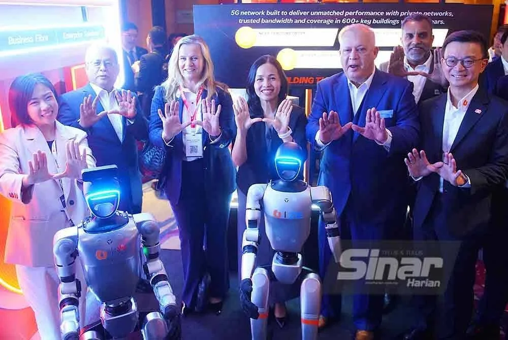 Nie Ching (lapan dari kanan) bergambar bersama tetamu kehormat pada Majlis Pelancaran Digital Nation Summit Kuala Lumpur (Edisi ASEAN) 2025 di Hotel Westin pada Selasa. Turut bersama Pengerusi MCMC, Tan Sri Mohamad Salim Fateh Din (lapan dari kiri). Foto Sinar Harian - MOHD HALIM ABDUL WAHID