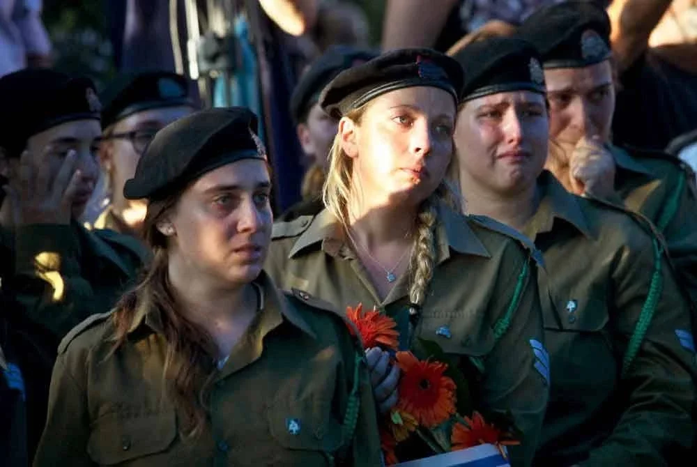 Askar wanita Israel berkabung selepas rakan sejawatan yang terbunuh dalam pertempuran di Genting Gaza. Foto AFP