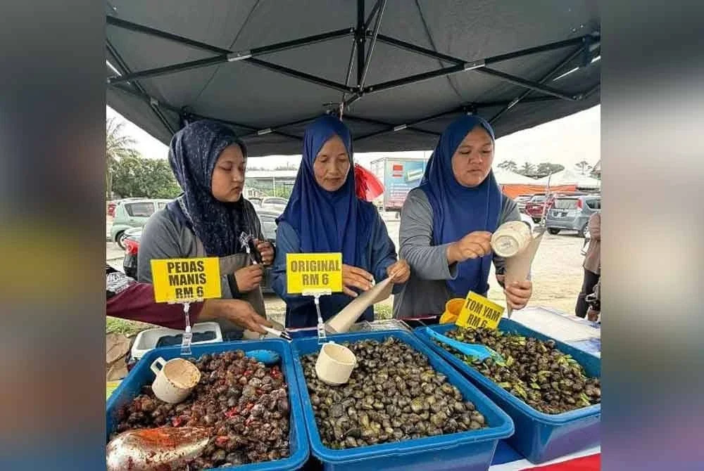 Wan Rosmani (tengah) berasal dari Kelantan sudah hampir 20 tahun berniaga etok namun peningkatan ketara hanya dirasai sejak kisahnya mendapat perhatian orang ramai di platform digital.