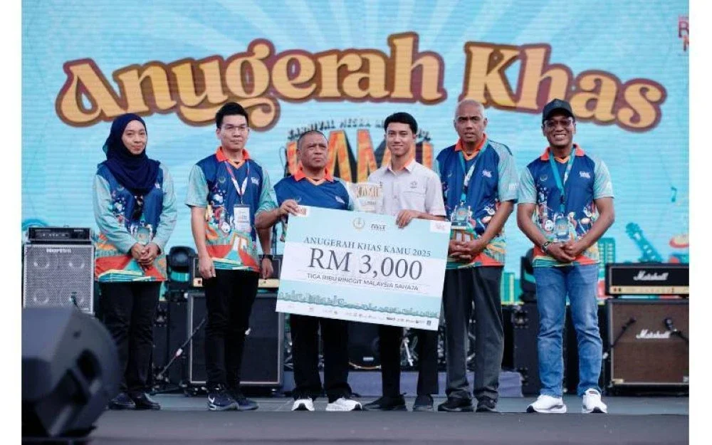 Saarani (tiga dari kiri) menyampaikan Anugerah Khas KAMU kepada Khairul Idham sempena KAMU 2025 di pekarangan Stadium Indera Mulia di Ipoh pada Ahad.