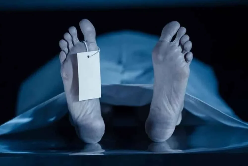 Mangsa yang bekerja sebagai pengikat tayar di kapal kargo dipercayai terjatuh ketika melakukan kerja pemasangan tayar di sisi kapal yang sedang dibaiki. Foto hiasan