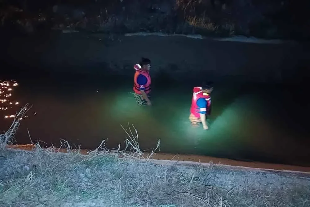 Operasi menyelamat kemudian dijalankan anggota bomba dengan menggunakan kaedah pencarian di sepanjang tali air.