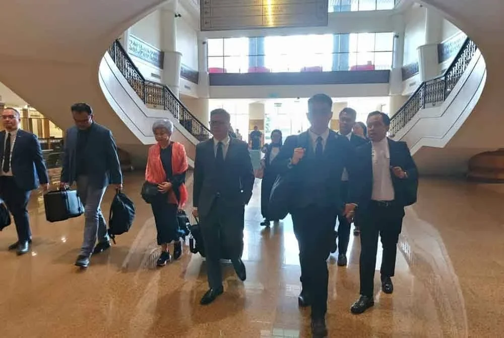 Pasukan peguam bersama tiga pakar forensik dokumen ketika tiba di Kompleks Mahkamah Kota Kinabalu.