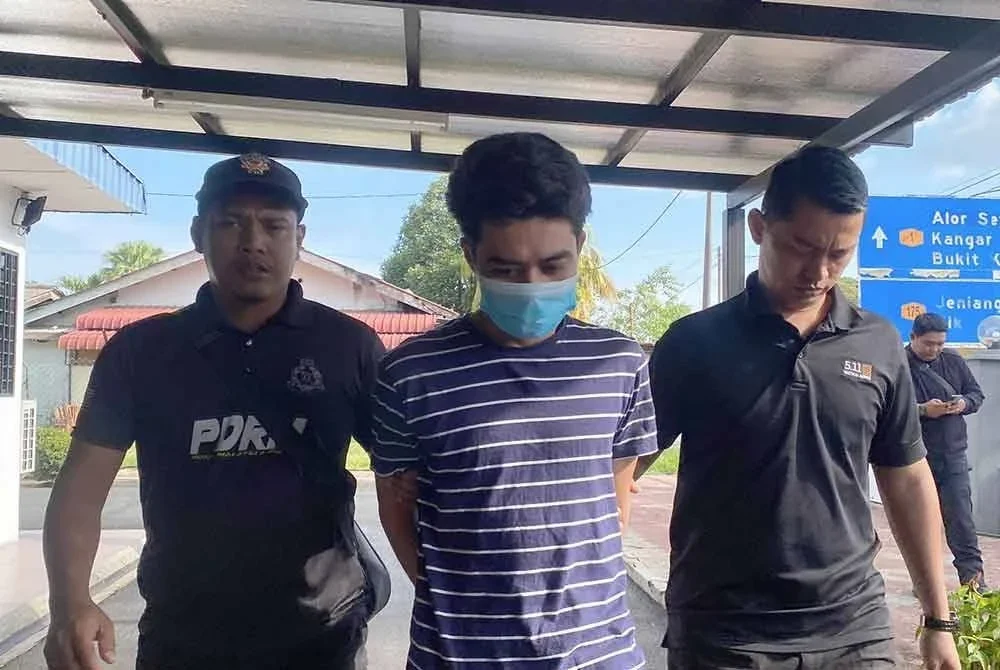 Tertuduh dibawa keluar dari Mahkamah Majistret Gurun.