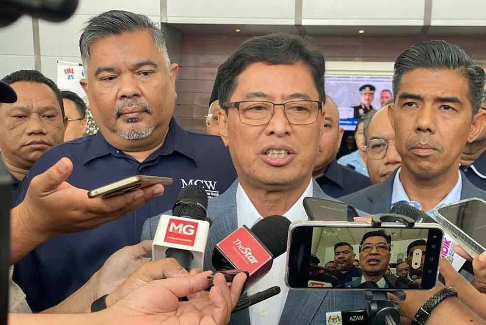 Azam ketika ditemui pemberita di Majlis Sambutan Ulang Tahun MCW di MMU pada Rabu.