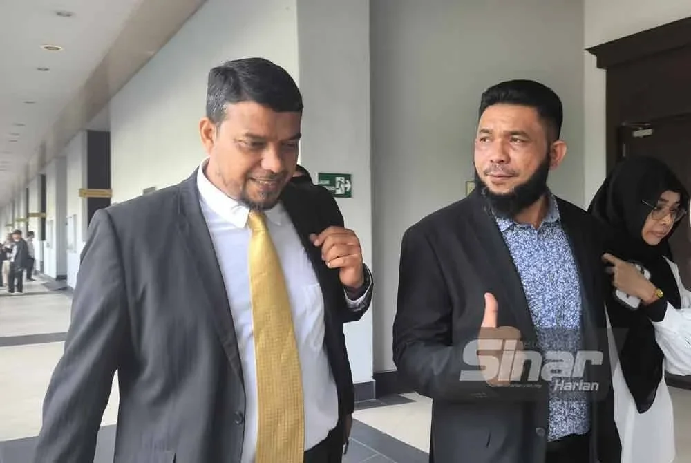 Wan Muhammad Azri (dua dari kiri) hadir ke Mahkamah Sesyen Kuala Lumpur pada Rabu bagi keputusan kes menghasut dengan mendatangkan kebencian terhadap Yang di-Pertuan Agong, Sultan Ibrahim, berkaitan KK Supermart pada Mei tahun lalu.